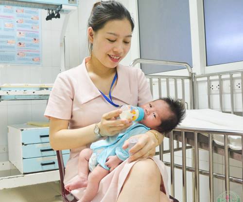 Mẹ bỏ rơi con 2 ngày tuổi tại bệnh viện cùng  1,5 triệu đồng - 1
