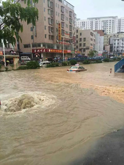 Mưa lớn gây ngập lụt, người dân Quảng Châu lướt ca nô trên phố - 11