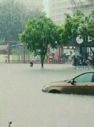 Mưa lớn gây ngập lụt, người dân Quảng Châu lướt ca nô trên phố - 12