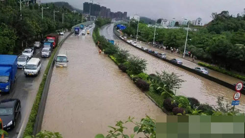 Mưa lớn gây ngập lụt, người dân Quảng Châu lướt ca nô trên phố - 2