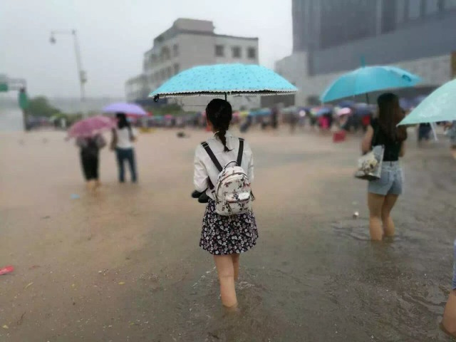 Mưa lớn gây ngập lụt, người dân Quảng Châu lướt ca nô trên phố - 3