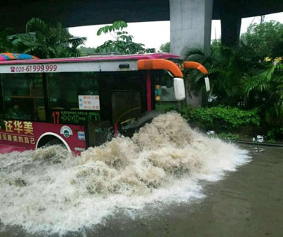 Mưa lớn gây ngập lụt, người dân Quảng Châu lướt ca nô trên phố - 5
