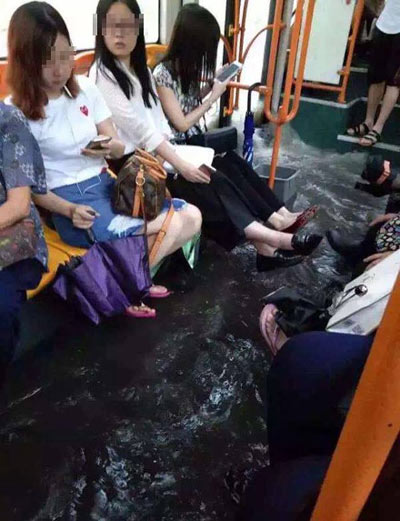Mưa lớn gây ngập lụt, người dân Quảng Châu lướt ca nô trên phố - 8