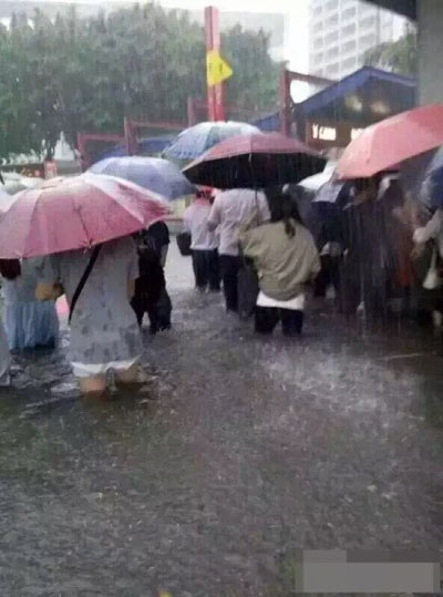 Mưa lớn gây ngập lụt, người dân Quảng Châu lướt ca nô trên phố - 9