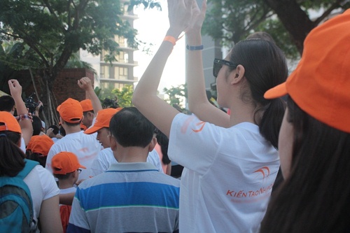 Á hậu Thúy Vân, Trấn Thành hợp sức giúp dân nghèo - 2