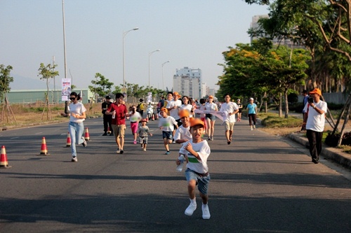 Á hậu Thúy Vân, Trấn Thành hợp sức giúp dân nghèo - 4