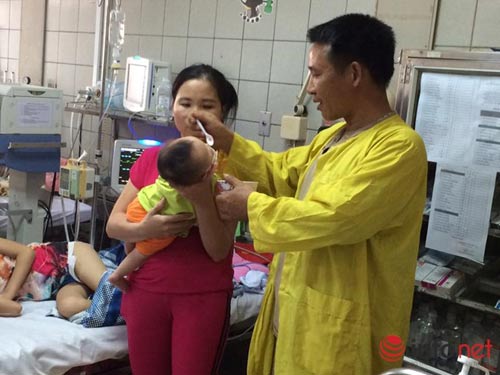 Con dưới 2 tháng tuổi viêm phổi vì bố mẹ quan niệm quấn chặt tránh giật mình - 1