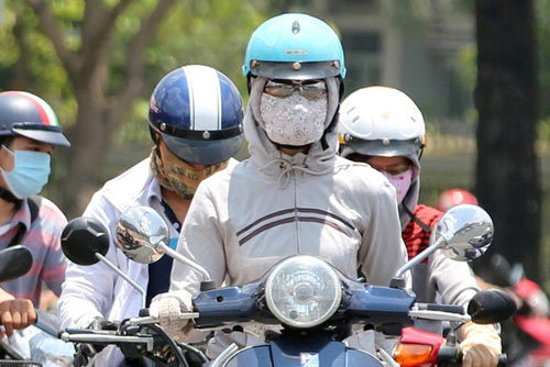 Người dân TP Hồ Chí Minh vật vã trốn nóng - 1