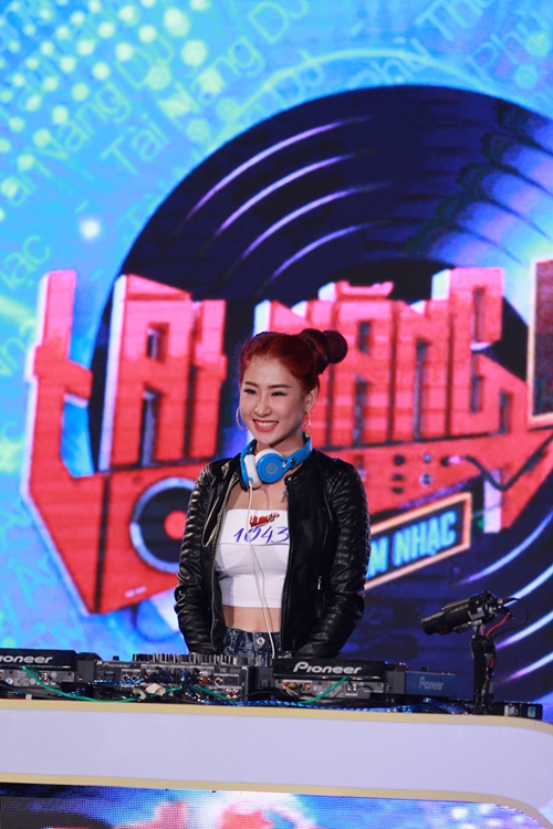 Hương Giang Idol khoe eo sexy đi làm giám khảo - 12