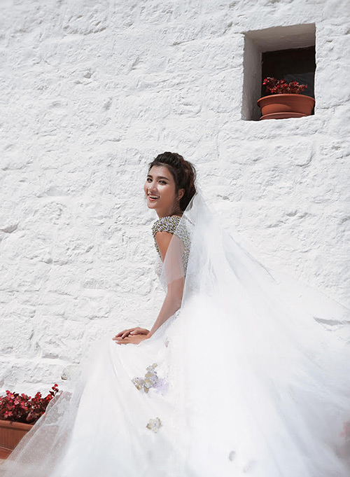 Kim Tuyến diện váy cưới, mơ màng giữa ngôi làng cổ Ý - 4