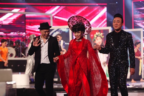 Huy Tuấn hài hước đá mông cậu bé Quán quân Got Talent - 1