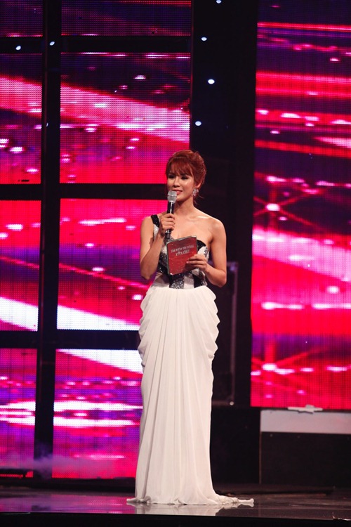 Huy Tuấn hài hước đá mông cậu bé Quán quân Got Talent - 2