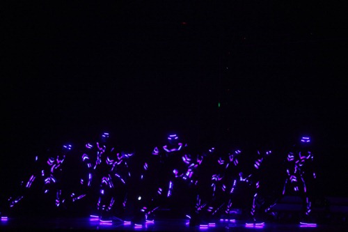 Huy Tuấn hài hước đá mông cậu bé Quán quân Got Talent - 8