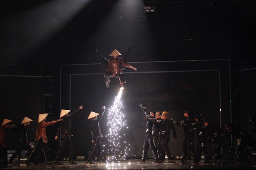 Huy Tuấn hài hước đá mông cậu bé Quán quân Got Talent - 9