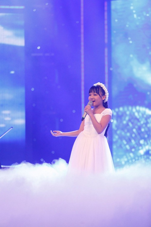 Huy Tuấn hài hước đá mông cậu bé Quán quân Got Talent - 13
