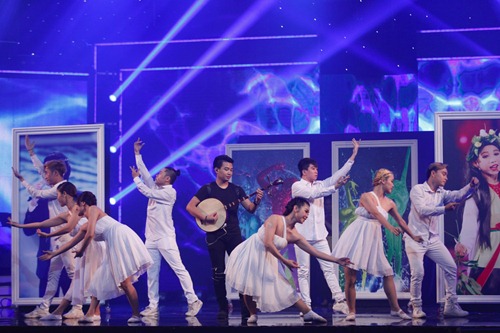 Huy Tuấn hài hước đá mông cậu bé Quán quân Got Talent - 3