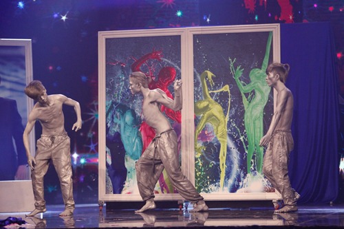 Huy Tuấn hài hước đá mông cậu bé Quán quân Got Talent - 4