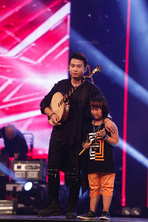 Huy Tuấn hài hước đá mông cậu bé Quán quân Got Talent - 17