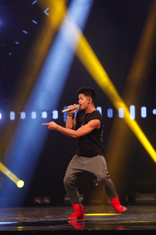 Huy Tuấn hài hước đá mông cậu bé Quán quân Got Talent - 15