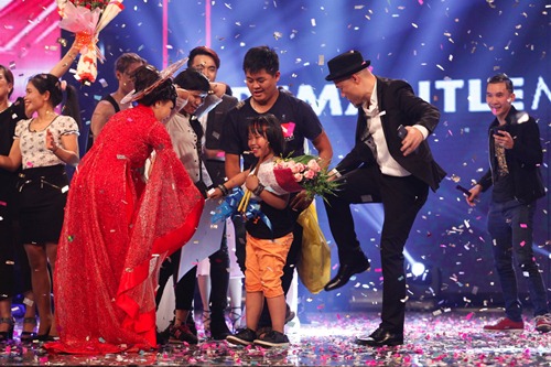 Huy Tuấn hài hước đá mông cậu bé Quán quân Got Talent - 20