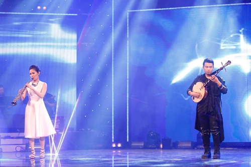 Huy Tuấn hài hước đá mông cậu bé Quán quân Got Talent - 16