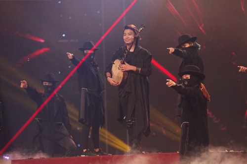 Huy Tuấn hài hước đá mông cậu bé Quán quân Got Talent - 11