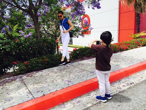 Con út Bằng Kiều chuyên làm #039;phó nháy#039; cho người yêu của bố - 1