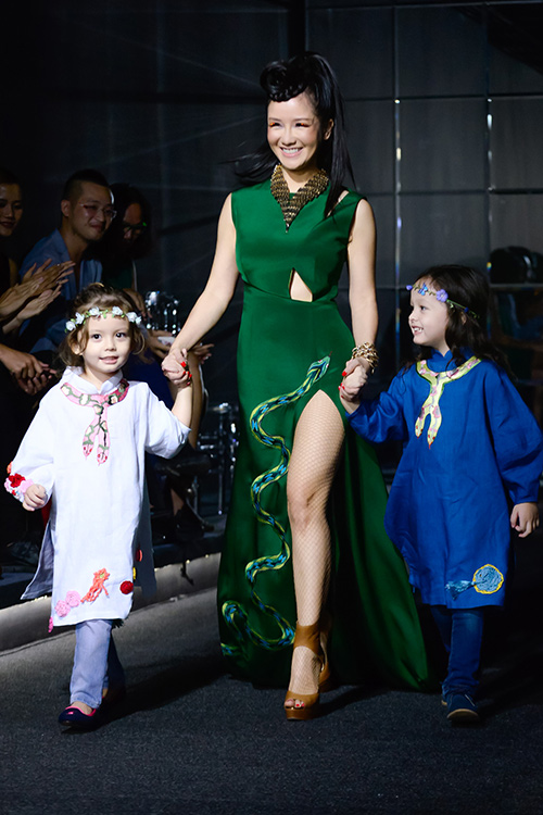 Hồng Nhung đưa cặp song sinh lên sàn diễn thời trang VDFW - 1