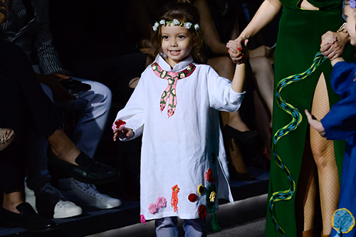 Hồng Nhung đưa cặp song sinh lên sàn diễn thời trang VDFW - 2