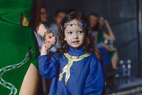 Hồng Nhung đưa cặp song sinh lên sàn diễn thời trang VDFW - 3