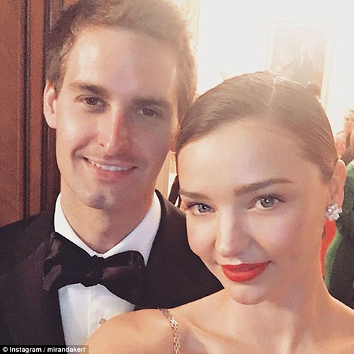 Miranda Kerr váy hồng thướt tha cùng bạn trai dự tiệc - 6