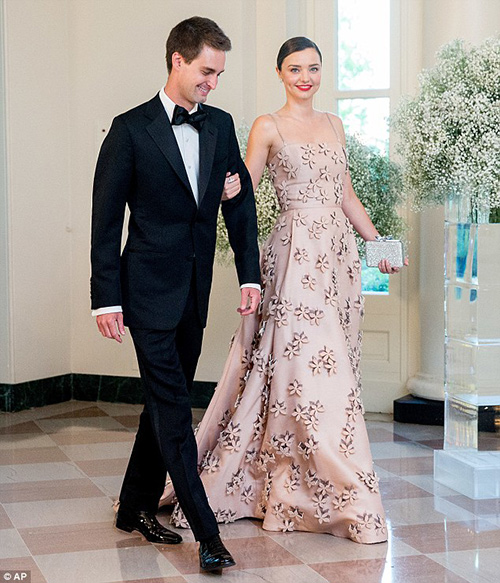 Miranda Kerr váy hồng thướt tha cùng bạn trai dự tiệc - 2