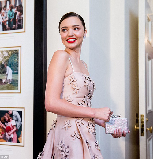 Miranda Kerr váy hồng thướt tha cùng bạn trai dự tiệc - 3