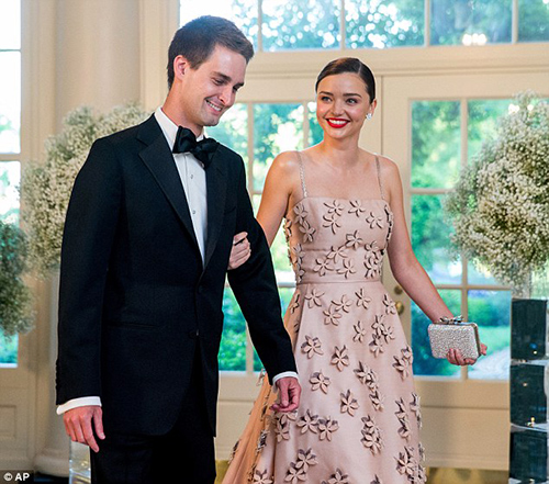 Miranda Kerr váy hồng thướt tha cùng bạn trai dự tiệc - 1