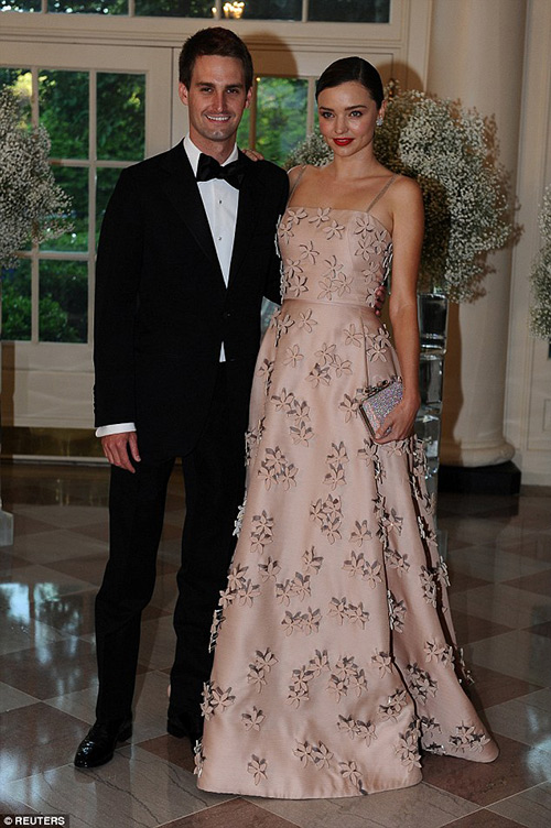 Miranda Kerr váy hồng thướt tha cùng bạn trai dự tiệc - 4