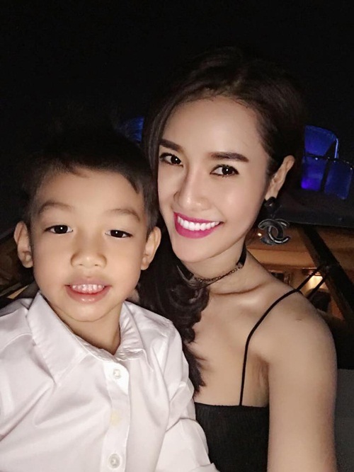 Phớt lờ mọi ồn ào, Hà Hồ #039;quậy#039; cùng Subeo trên du thuyền - 4