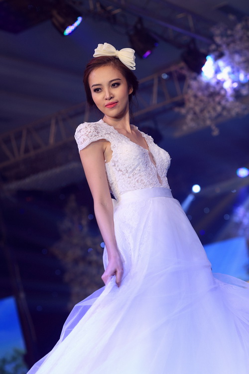 Quỳnh Thư mặc váy cưới thon gọn bên Ngọc Tình - 14