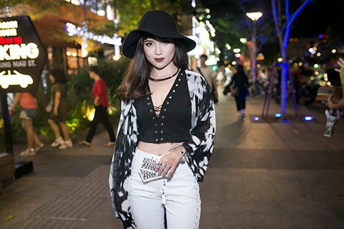 Sĩ Thanh tự tin khoe eo quot;con kiếnquot; trên phố - 2