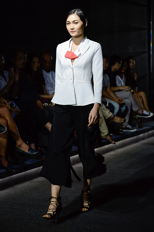 Vóc dáng một con, HH Diễm Hương vẫn tự tin catwalk - 1