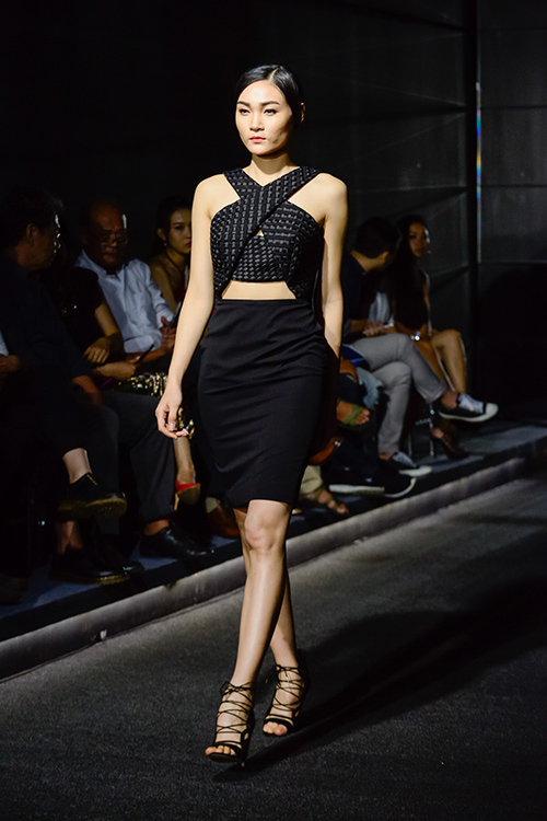 Vóc dáng một con, HH Diễm Hương vẫn tự tin catwalk - 17