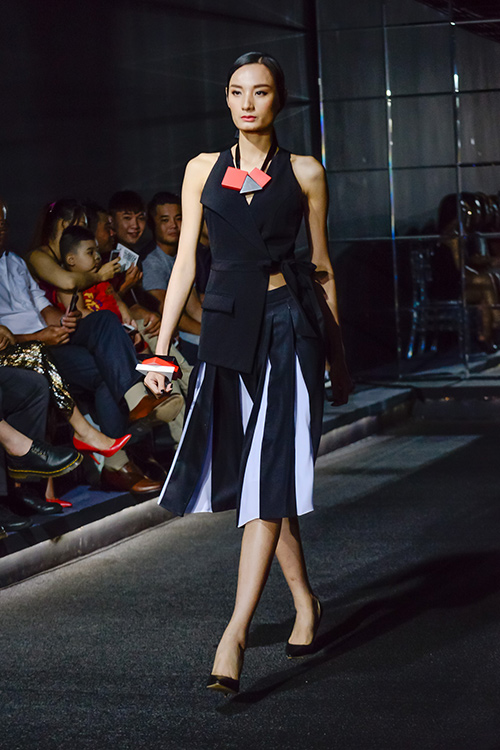 Vóc dáng một con, HH Diễm Hương vẫn tự tin catwalk - 2