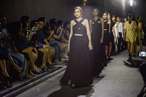 Vóc dáng một con, HH Diễm Hương vẫn tự tin catwalk - 20