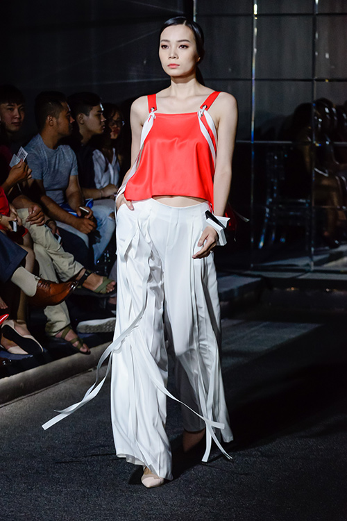 Vóc dáng một con, HH Diễm Hương vẫn tự tin catwalk - 4
