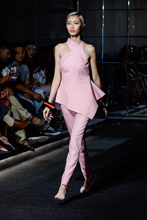 Vóc dáng một con, HH Diễm Hương vẫn tự tin catwalk - 6
