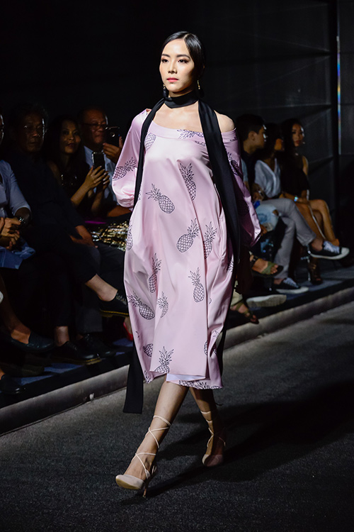 Vóc dáng một con, HH Diễm Hương vẫn tự tin catwalk - 7