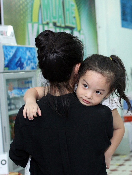 Con gái Phạm Quỳnh Anh ra Nha Trang cổ vũ mẹ - 5