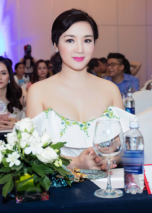 HH Giáng My đẹp ngất ngây khi khoe vòng 1 xuân thì - 10