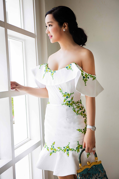 HH Giáng My đẹp ngất ngây khi khoe vòng 1 xuân thì - 4