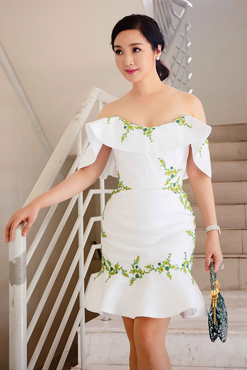 HH Giáng My đẹp ngất ngây khi khoe vòng 1 xuân thì - 5