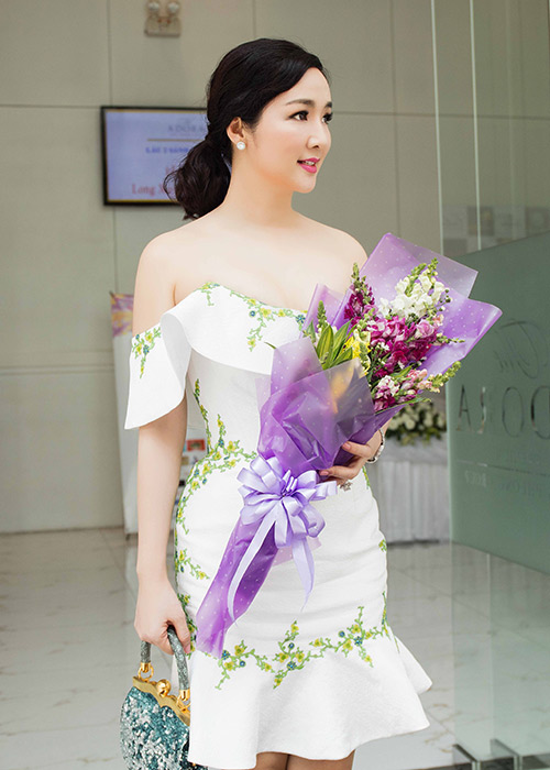 HH Giáng My đẹp ngất ngây khi khoe vòng 1 xuân thì - 8